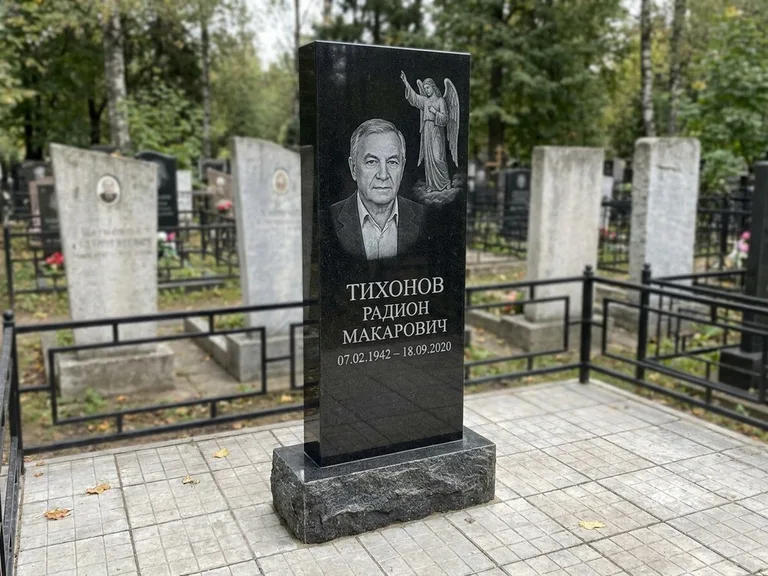 Памятник с гравировкой ангела — гравировка двух ангелов по сторонам портрета, работа «Свиридов» в Ханты-Мансийске