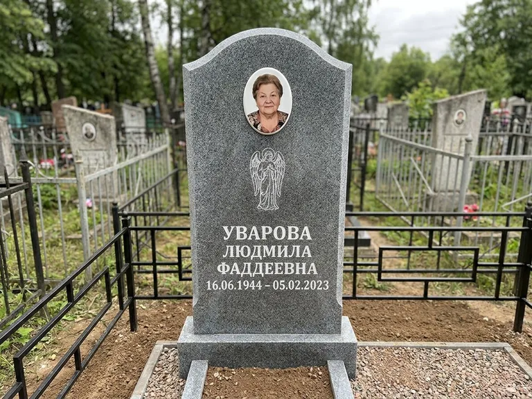 Памятник с гравировкой ангела — гравировка ангела в облаках с лучами над портретом, работа «Игнатова» в Ханты-Мансийске
