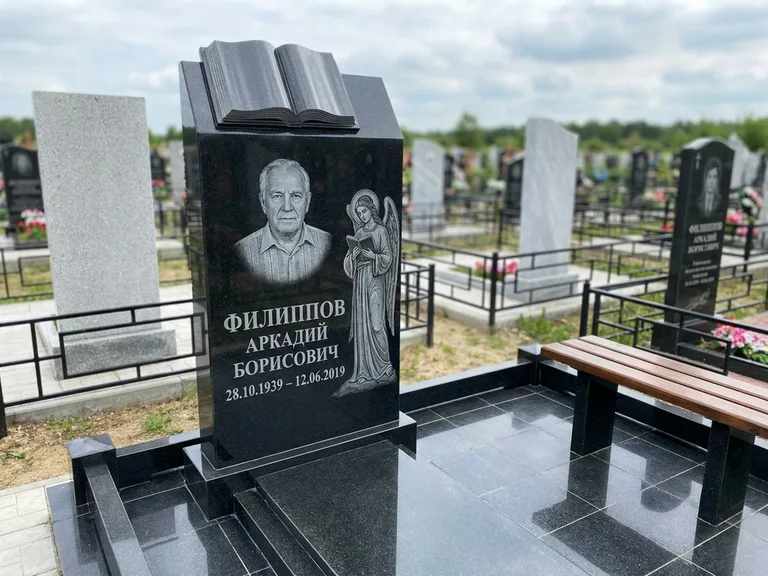 Памятник с гравировкой ангела — белая гравировка скорбящего ангела над портретом, работа «Доронин» в Ханты-Мансийске
