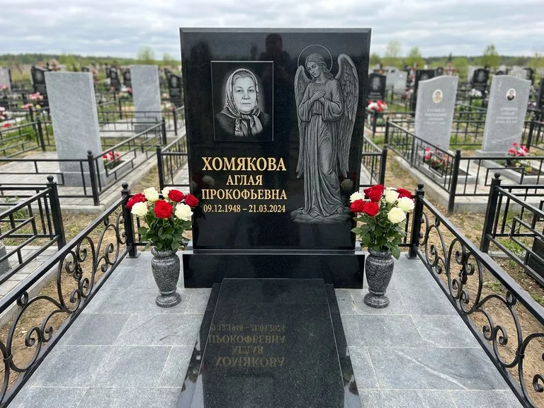 Памятник с гравировкой ангела — гравировка ангела-хранителя сбоку от портрета, работа «Яковлева» в Ханты-Мансийске