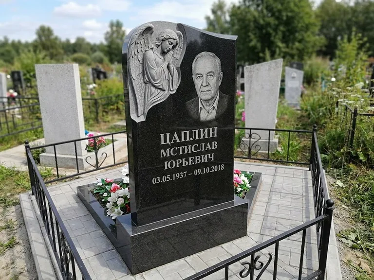 Памятник с гравировкой ангела — гравировка молящегося ангела в верхней части стелы, работа «Пономарёв» в Ханты-Мансийске