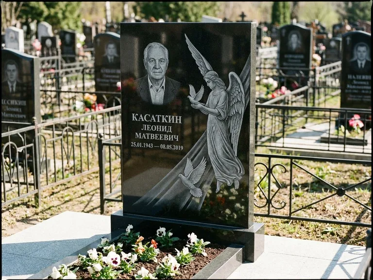 Памятник с гравировкой ангела — гравировка ангела с голубем по диагонали стелы, работа «Касаткин» в Ханты-Мансийске