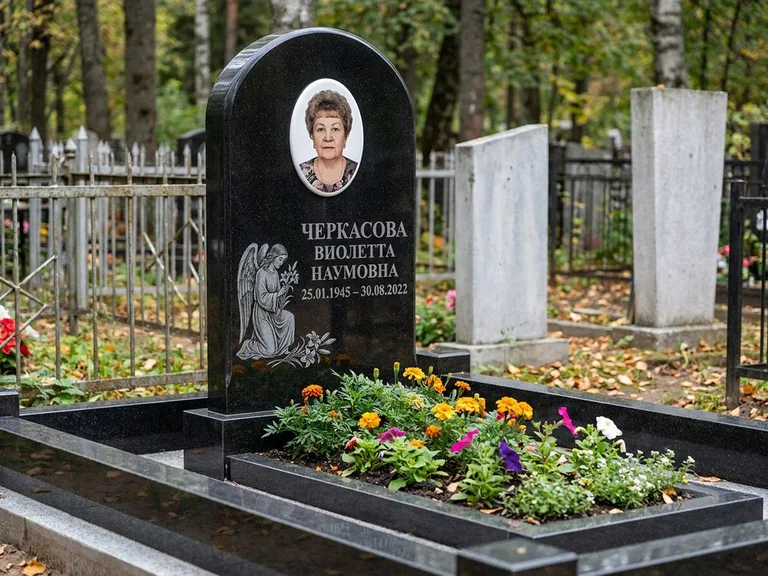 Памятник с гравировкой ангела — гравировка ангела с крестом рядом с эпитафией, работа «Журавлёва» в Ханты-Мансийске