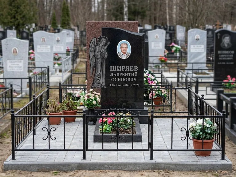 Памятник с гравировкой ангела — гравировка ангела с голубем по диагонали стелы, работа «Селиванов» в Ханты-Мансийске