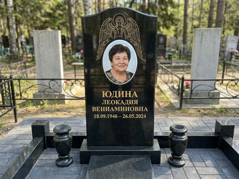 Памятник с гравировкой ангела — гравировка двух ангелов по сторонам портрета, работа «Гордеева» в Ханты-Мансийске