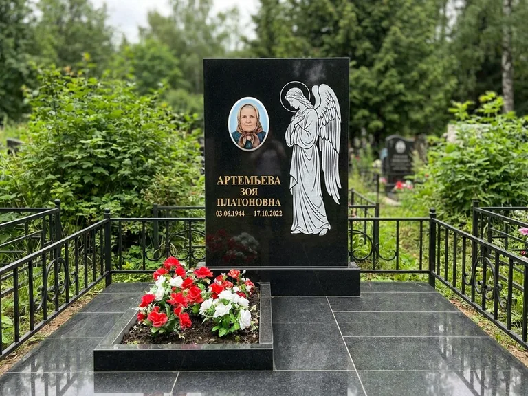 Памятник с гравировкой ангела — гравировка ангела в облаках с лучами над портретом, работа «Фаддеев» в Ханты-Мансийске