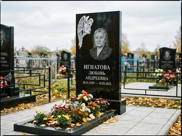 Памятник с гравировкой ангела — белая гравировка скорбящего ангела над портретом, работа «Игнатова» в Ханты-Мансийске