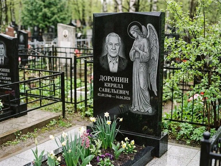 Памятник с гравировкой ангела — гравировка ангела-хранителя сбоку от портрета, работа «Доронин» в Ханты-Мансийске