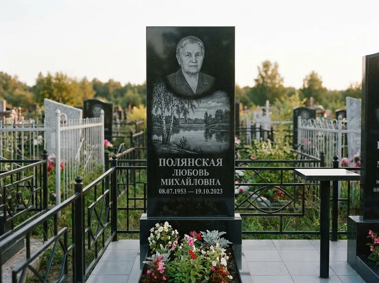 Памятник с гравировкой берёзы — гравировка берёзы у зеркального озера, работа «Полянская» в Ханты-Мансийске