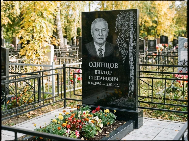 Памятник с гравировкой берёзы — гравировка плакучей берёзы с тонкими ветвями, работа «Одинцов» в Ханты-Мансийске