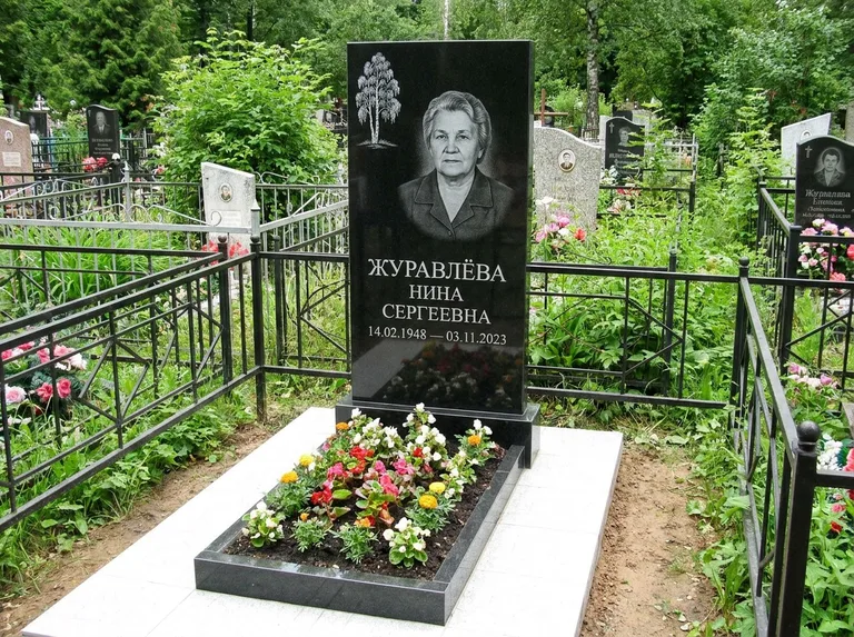 Памятник с гравировкой берёзы — гравировка одинокой берёзы над именем, работа «Журавлёва» в Ханты-Мансийске