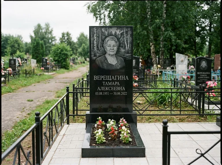 Памятник с гравировкой берёзы — гравировка берёзовой рощи в глубину, работа «Верещагина» в Ханты-Мансийске