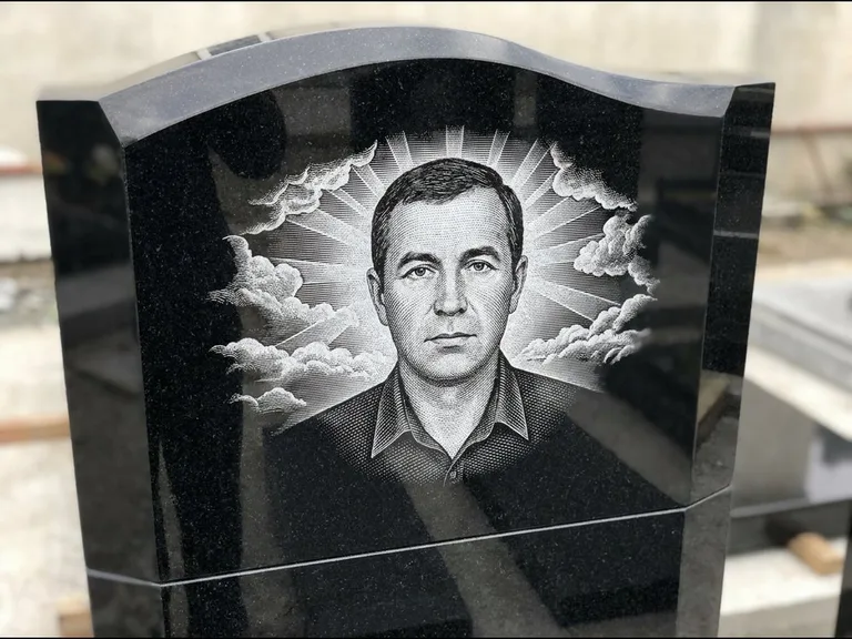 Гравировка фото на памятнике — с фоном в Ханты-Мансийске