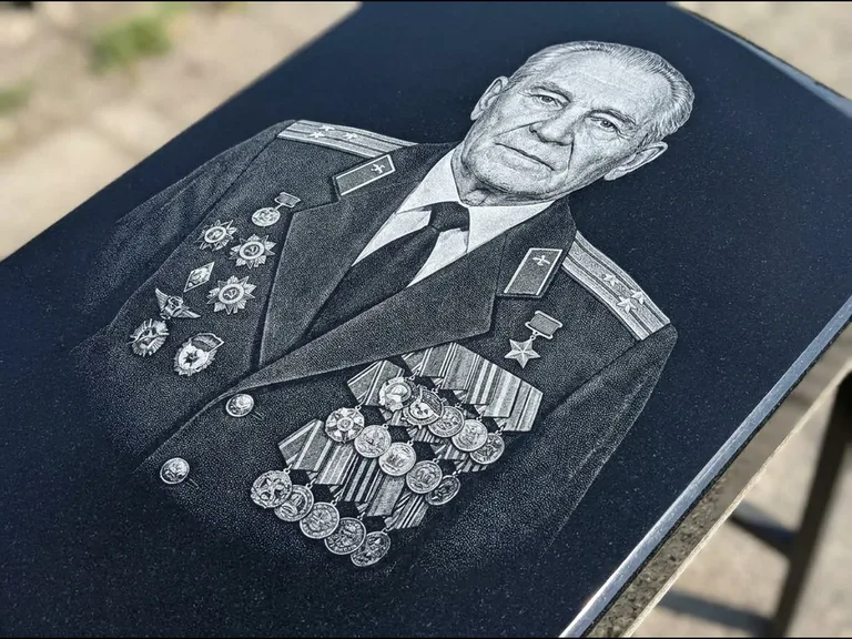 Гравировка фото на памятнике — военный / ветеран в Ханты-Мансийске