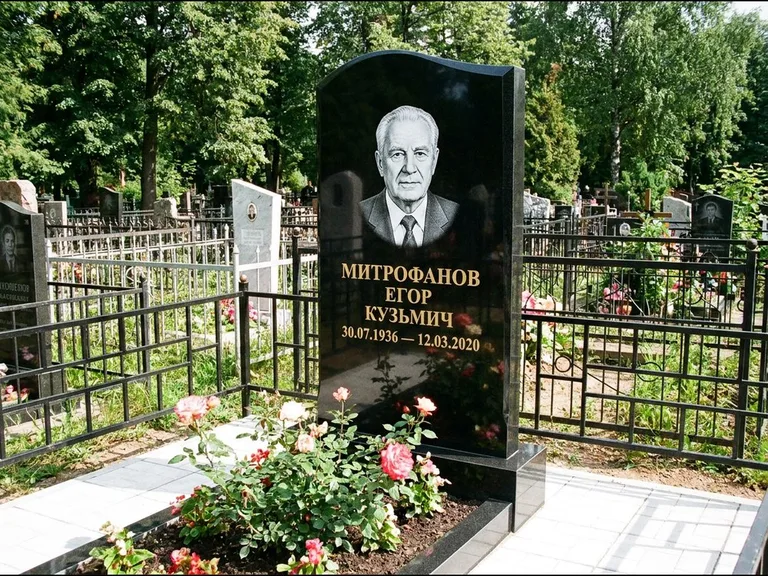 Гравировка портрета на чёрном граните — выполненная работа 29 в Ханты-Мансийске