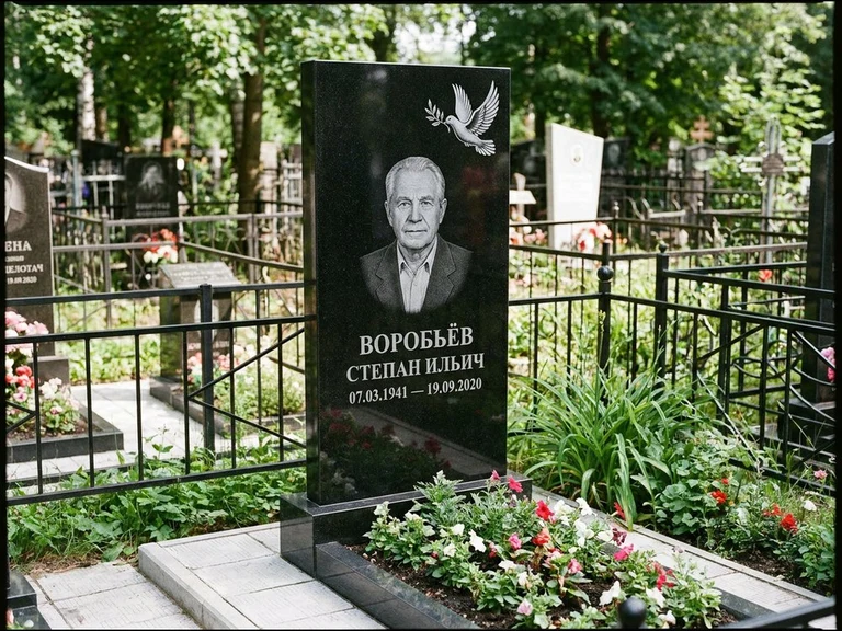 Гравировка голубей на памятник в Ханты-Мансийске — памятник из чёрного гранита с гравировкой