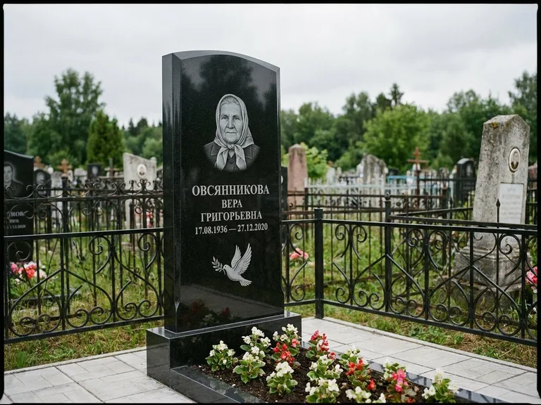 Памятник с гравировкой голубей — гравировка голубя с оливковой ветвью рядом с эпитафией, работа «Овсянникова» в Ханты-Мансийске