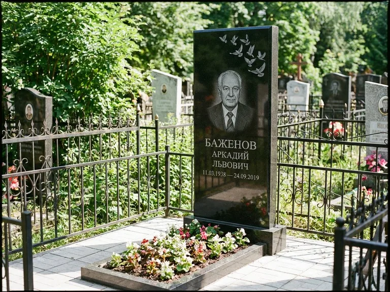 Памятник с гравировкой голубей — гравировка стаи голубей, взлетающей от угла стелы, работа «Баженов» в Ханты-Мансийске