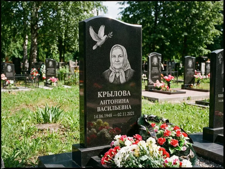 Памятник с гравировкой голубей — гравировка голубей, работа «Крылова» в Ханты-Мансийске