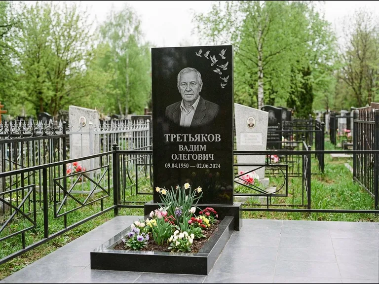 Памятник с гравировкой голубей — гравировка стаи голубей, взлетающей от угла стелы, работа «Третьяков» в Ханты-Мансийске