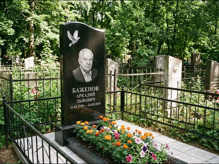 Памятник с гравировкой голубей — белая гравировка взлетающего голубя над портретом, работа «Баженов» в Ханты-Мансийске
