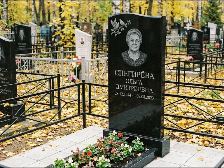 Памятник с гравировкой голубей — гравировка пары голубей на ветке в верхнем углу стелы, работа «Снегирёва» в Ханты-Мансийске