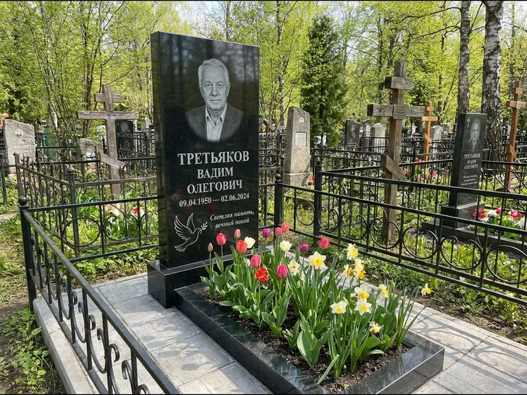 Памятник с гравировкой голубей — гравировка голубя с оливковой ветвью рядом с эпитафией, работа «Третьяков» в Ханты-Мансийске