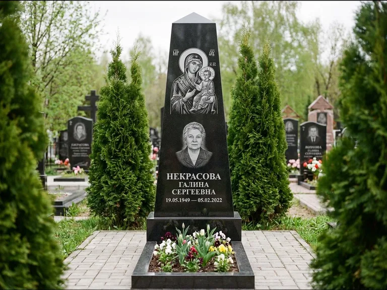 Памятник с гравировкой иконы — образ Николая Чудотворца, работа «Третьяков» в Ханты-Мансийске