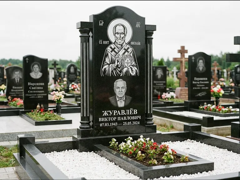 Памятник с гравировкой иконы — икона в резном киоте, работа «Верещагина» в Ханты-Мансийске