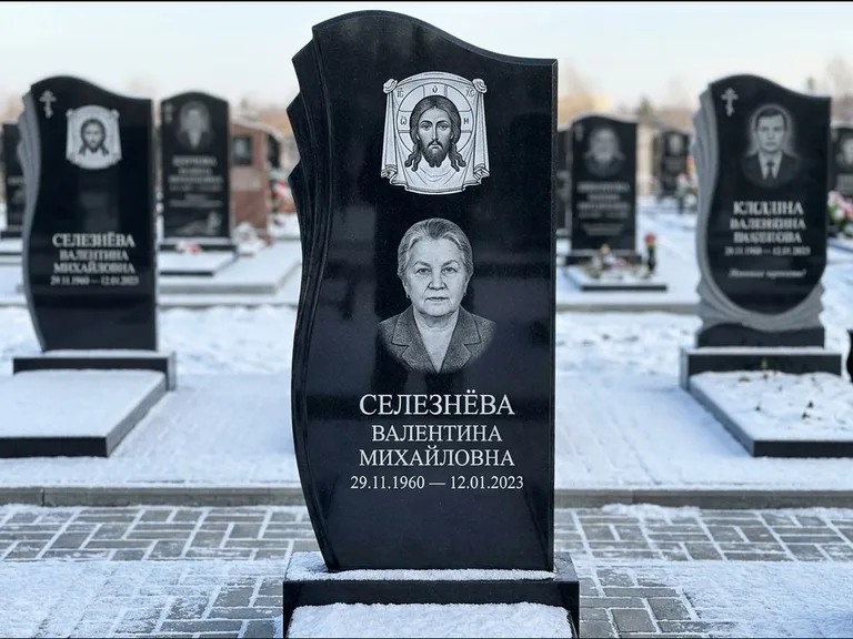Памятник с гравировкой иконы — Казанская икона Божией Матери на стеле, работа «Одинцов» в Ханты-Мансийске