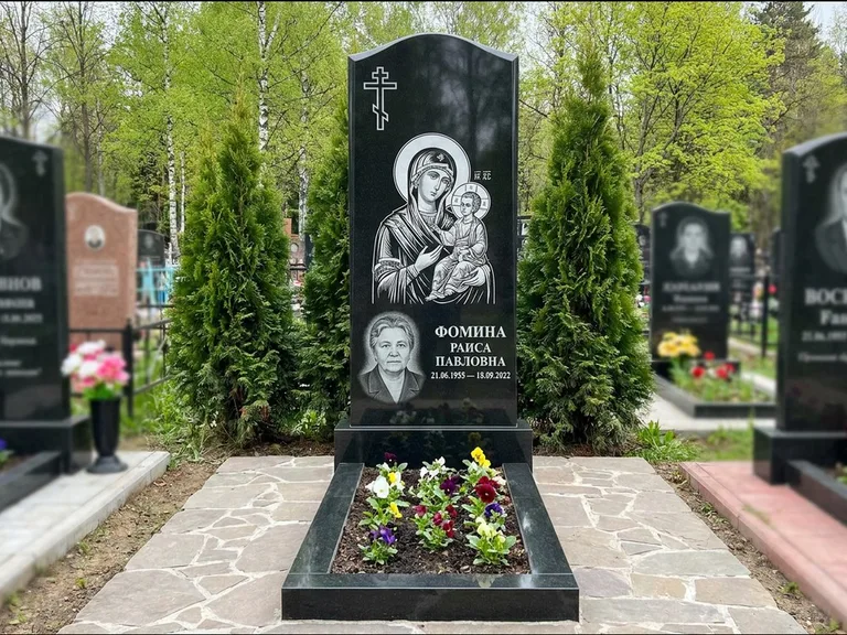 Памятник с гравировкой иконы — икона в резном киоте, работа «Гущин» в Ханты-Мансийске