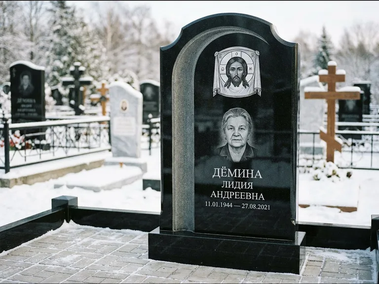Памятник с гравировкой иконы: гранёный восьмиугольный обелиск с крестом — гравировка Николая Чудотворца, семейный участок с гранитной скамьёй, работа «Зотов» в Ханты-Мансийске