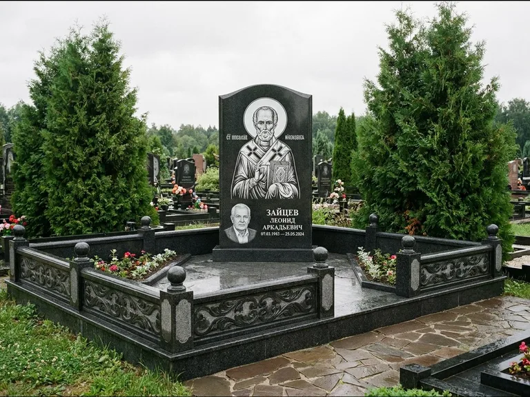 Памятник с гравировкой иконы: стела с гранитным столиком и скамьёй — Архангел Михаил на стеле, семейный участок с плиткой, работа «Верещагина» в Ханты-Мансийске