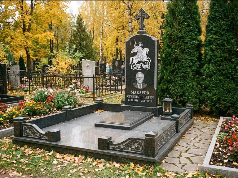 Памятник с гравировкой иконы: ступенчатая трёхуровневая стела — золочёный нимб на образе, дорожка из природного плитняка, работа «Лебедева» в Ханты-Мансийске