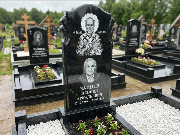 Памятник с гравировкой иконы — образ Николая Чудотворца, работа «Лебедева» в Ханты-Мансийске
