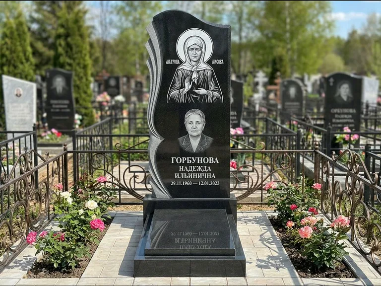 Памятник с гравировкой иконы — икона в резном киоте, работа «Одинцов» в Ханты-Мансийске