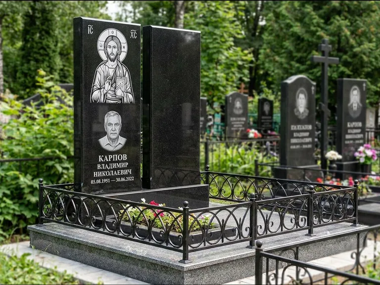 Памятник с гравировкой иконы — Казанская икона Божией Матери на стеле, работа «Богданова» в Ханты-Мансийске