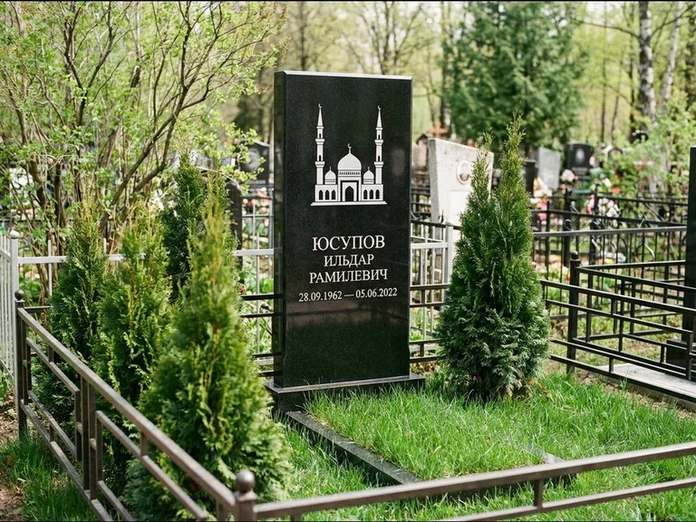 Мусульманский памятник с гравировкой мечети — силуэт мечети с двумя минаретами над именем, работа «Юсупов» в Ханты-Мансийске
