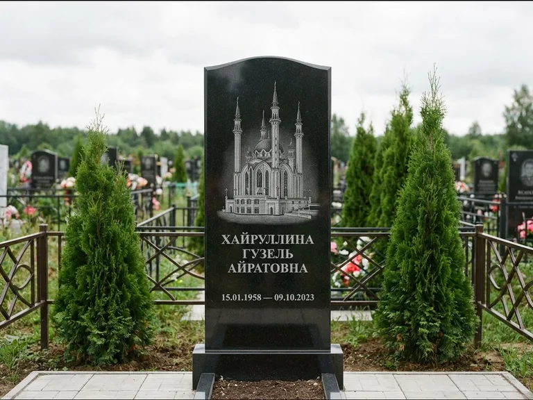 Мусульманский памятник с гравировкой мечети — мечеть Кул-Шариф на обороте стелы, работа «Хайруллина» в Ханты-Мансийске