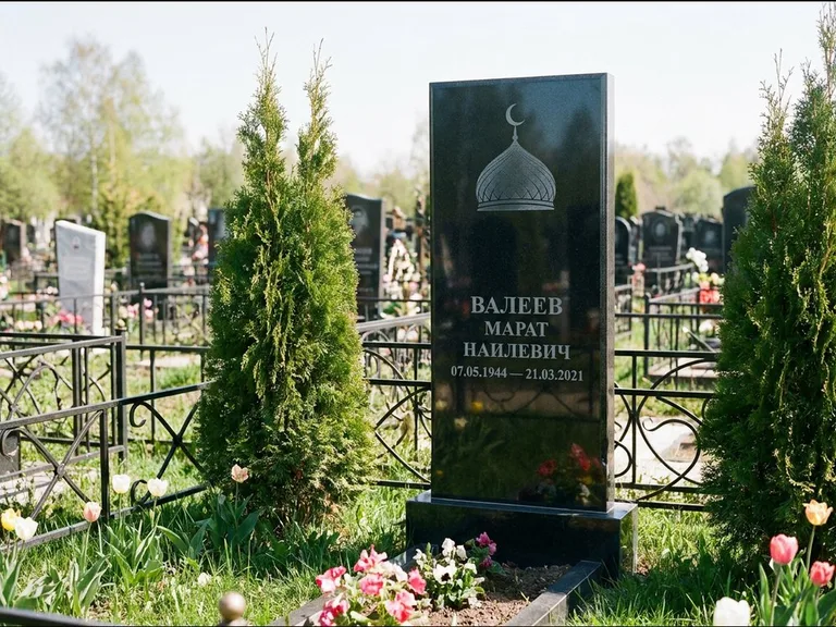 Мусульманский памятник с гравировкой мечети — купол с полумесяцем в верхней части, работа «Валеев» в Ханты-Мансийске