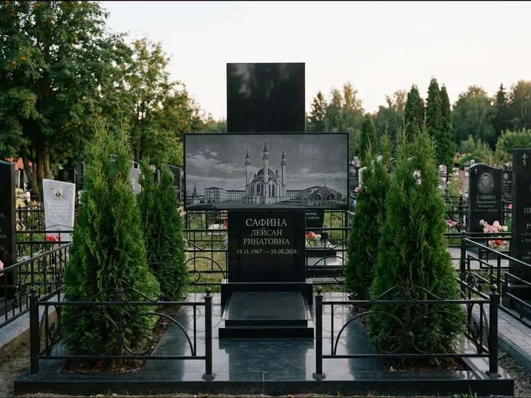 Мусульманский памятник с гравировкой мечети — панорама мечети во всю ширину стелы, работа «Сафина» в Ханты-Мансийске