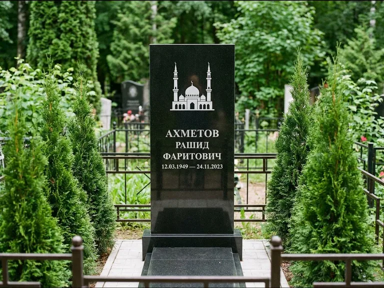 Мусульманский памятник с гравировкой мечети — силуэт мечети с двумя минаретами над именем, работа «Ахметов» в Ханты-Мансийске