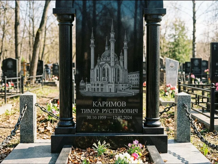 Мусульманский памятник с гравировкой мечети: стела с колоннами-минаретами по бокам — детализированная гравировка мечети Кул-Шариф, гранитные столбики с провисающей цепью, работа «Каримов» в Ханты-Мансийске