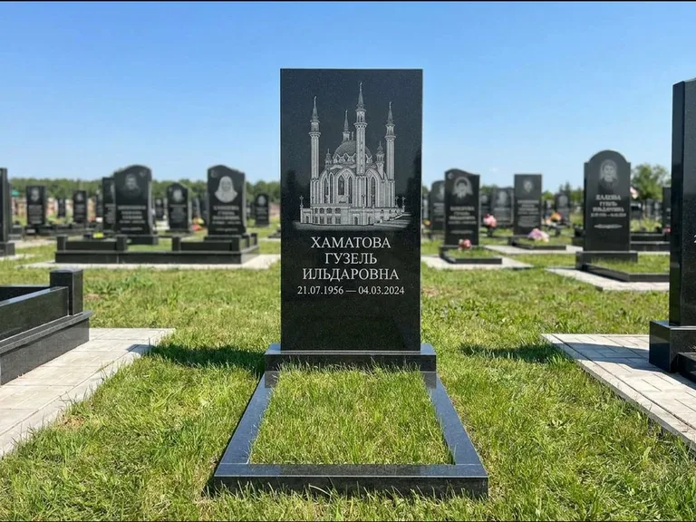 Мусульманский памятник с гравировкой мечети: небольшая скромная одиночная стела — золочёная гравировка мечети, аккуратный участок с газоном, работа «Нигматуллина» в Ханты-Мансийске