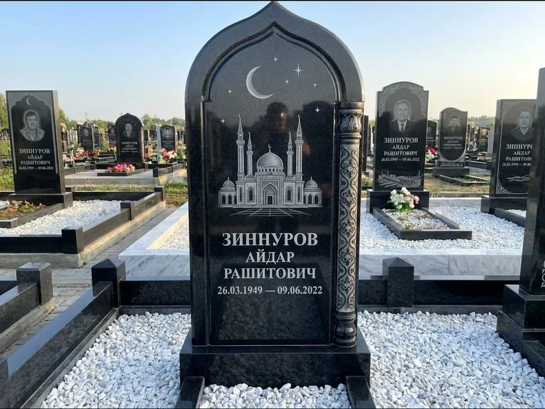 Мусульманский памятник с гравировкой мечети: стела с михраб-верхом и резной боковой колонной — детализированная гравировка мечети Кул-Шариф, белая мраморная крошка, работа «Ахметов» в Ханты-Мансийске