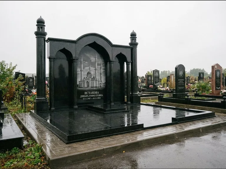 Мусульманский памятник с гравировкой мечети: семейный мемориал с колоннами-минаретами и аркой — золочёная гравировка мечети, большая мощёная площадка, работа «Абдуллаева» в Ханты-Мансийске