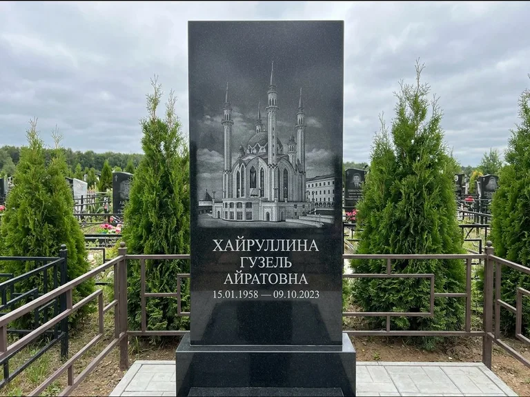 Мусульманский памятник с гравировкой мечети — панорама мечети во всю ширину стелы, работа «Хайруллина» в Ханты-Мансийске