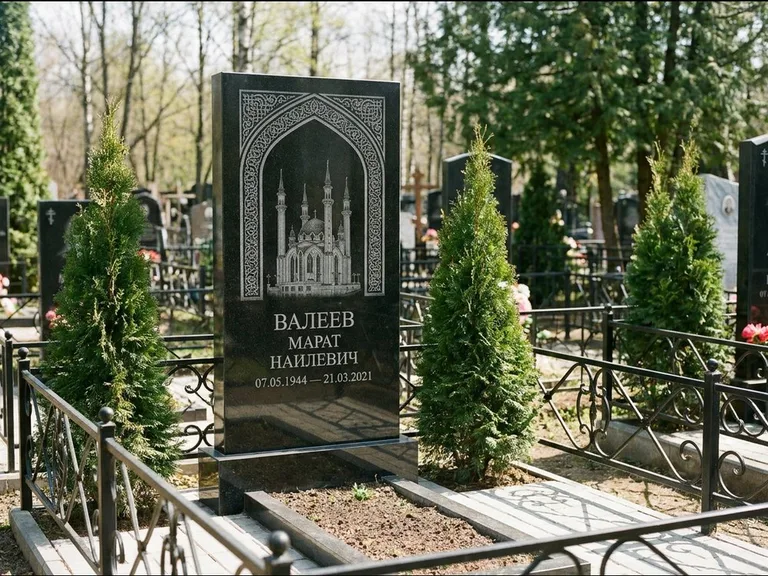 Мусульманский памятник с гравировкой мечети — мечеть в восточной арке с орнаментом, работа «Валеев» в Ханты-Мансийске