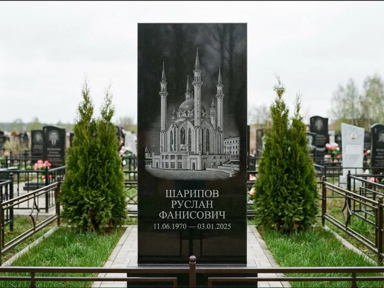 Мусульманский памятник с гравировкой мечети — мечеть Кул-Шариф на обороте стелы, работа «Шарипов» в Ханты-Мансийске