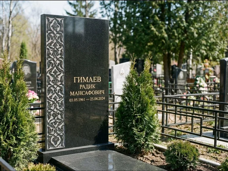 Мусульманский памятник — колонна ислими по краю стелы, работа «Гимаев» в Ханты-Мансийске